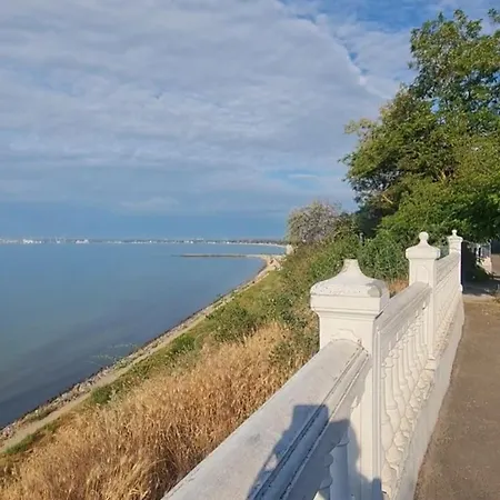 в жк приморські сади,15 хв від моря пішки *